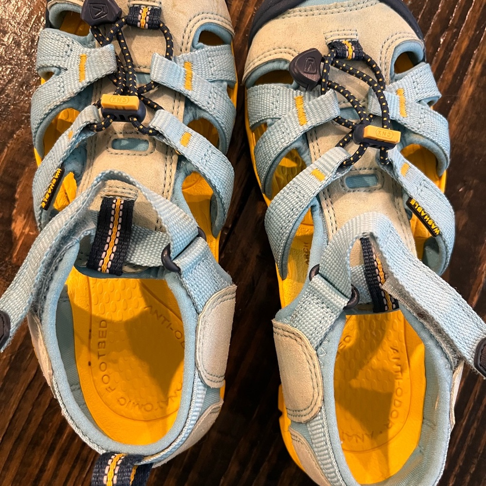 Kids Size 3 Closed Toe Sandal Keens